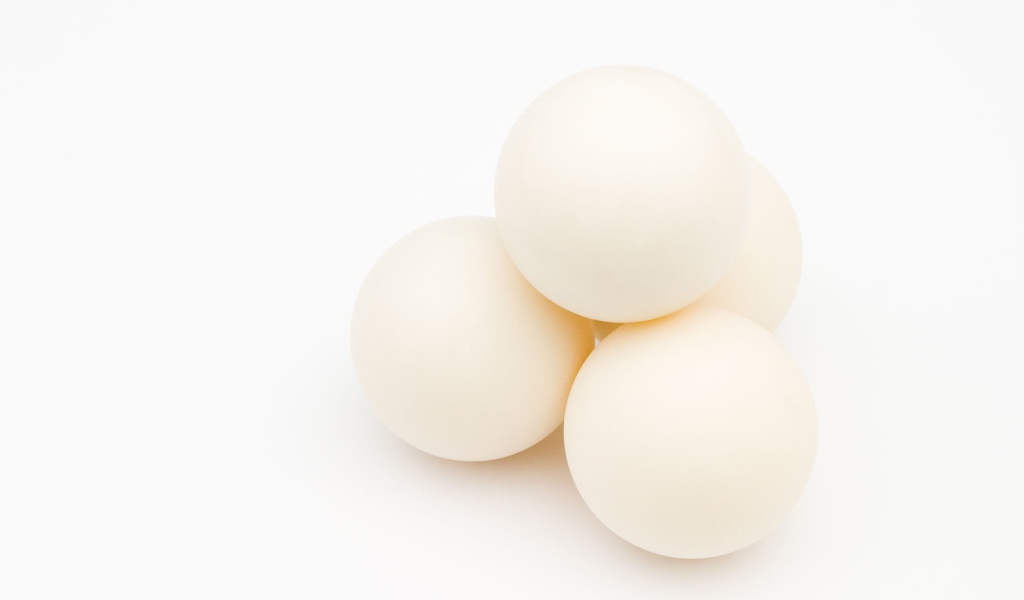 Куриные яйца на белом фоне 