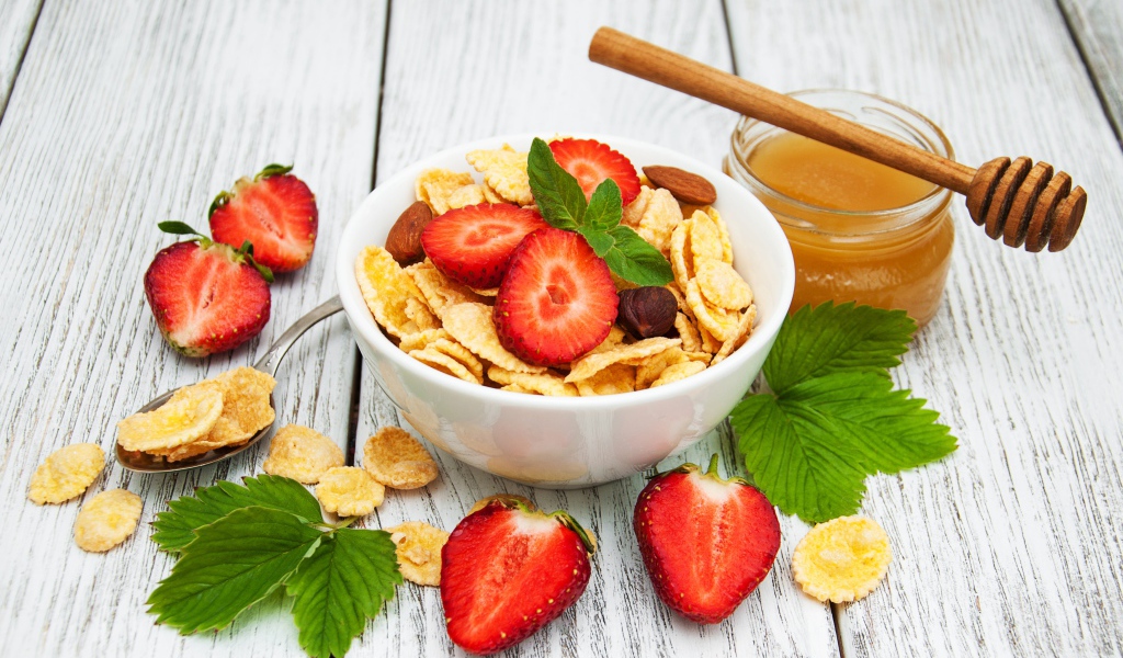 Кукурузные хлопья в миске с клубникой и медом