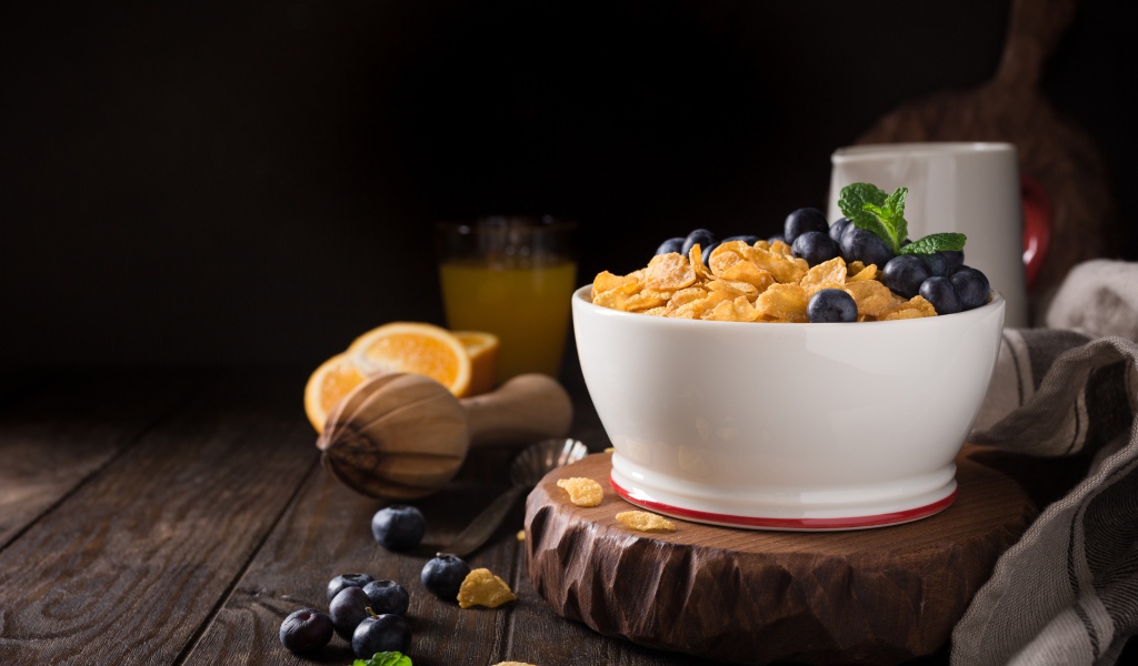Кукурузные хлопья в тарелке с ягодами черники