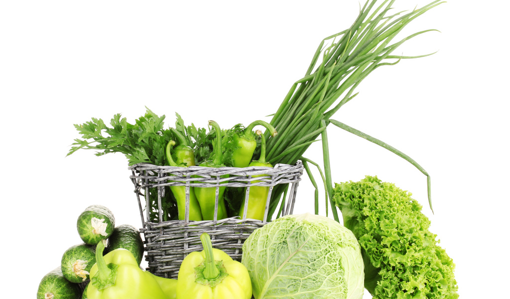 Огурцы, перец, капуста, зеленый лук и петрушка на белом фоне