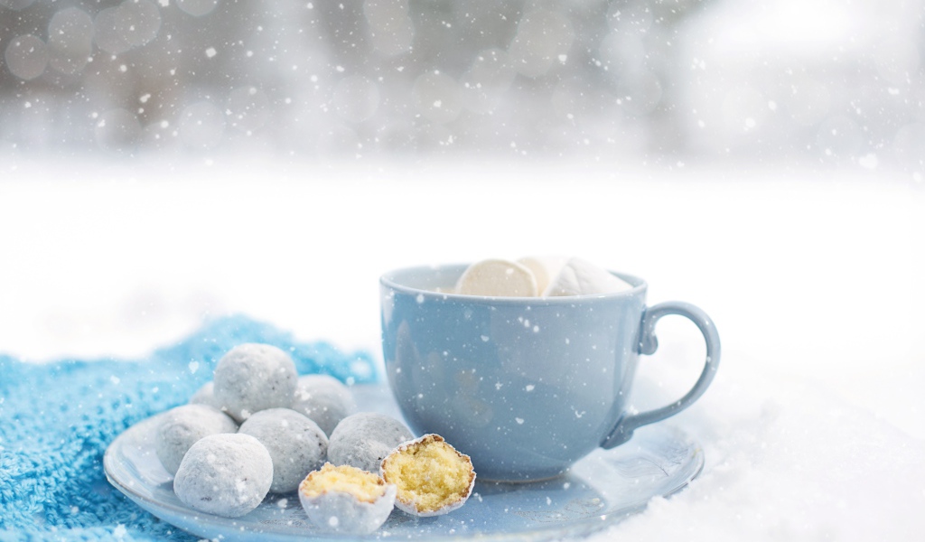 Чашка кофе с маршмеллоу на тарелке с пряниками зимой