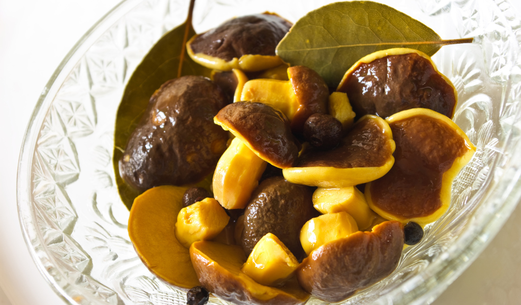 Вкусные маринованные грибы в стеклянной салатнице