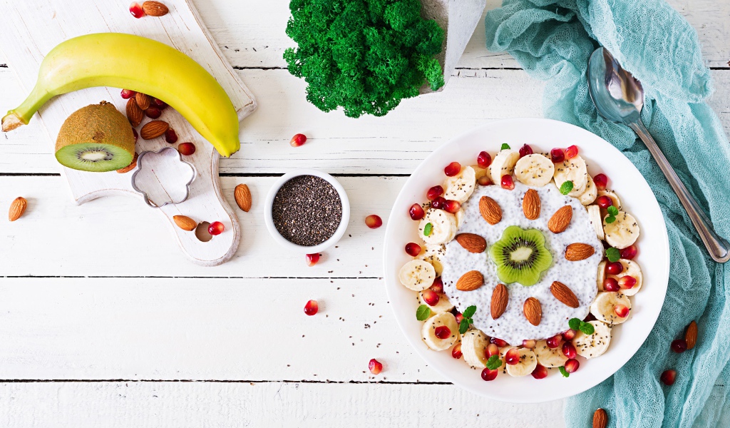 Десерт с бананами, гранатом и миндальными орехами