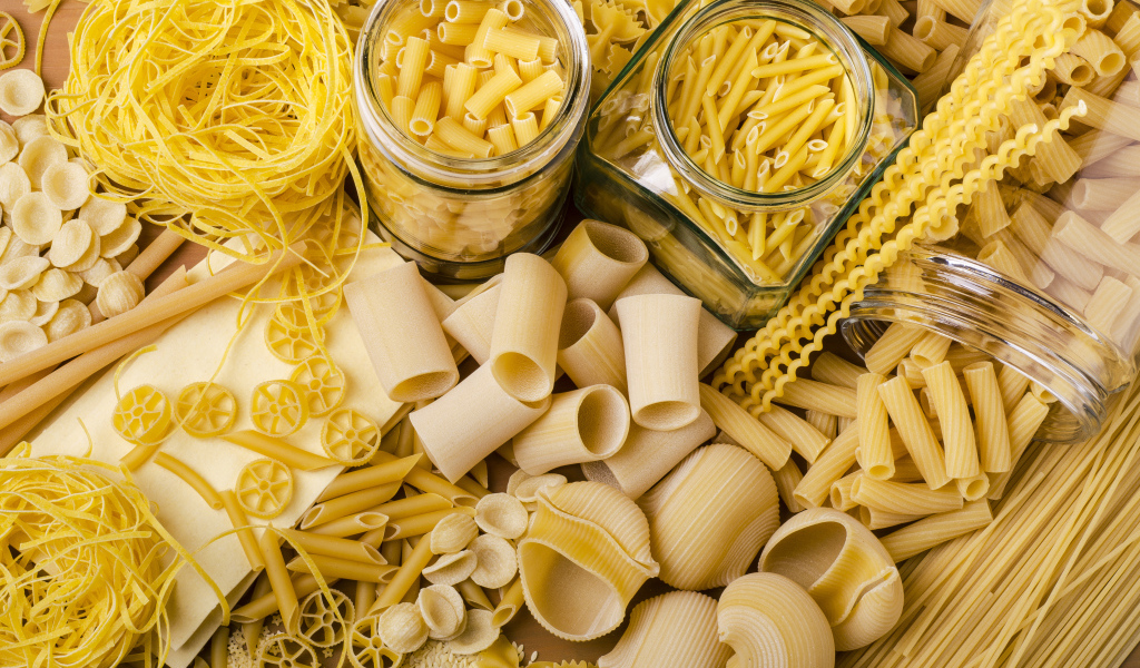 Разные макаронные изделия на столе крупным планом