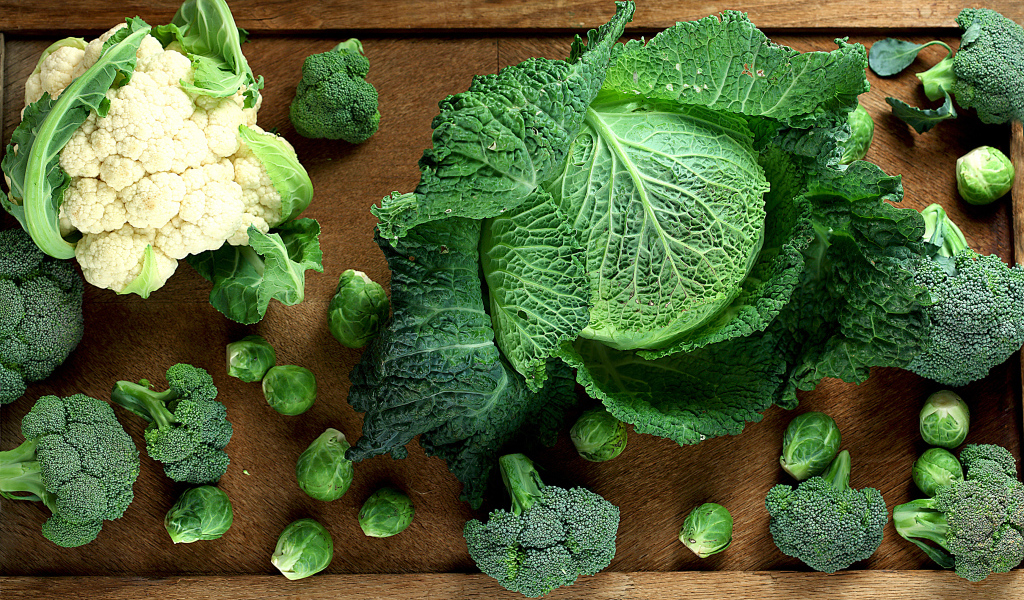 Разные виды капусты на столе вид сверху 