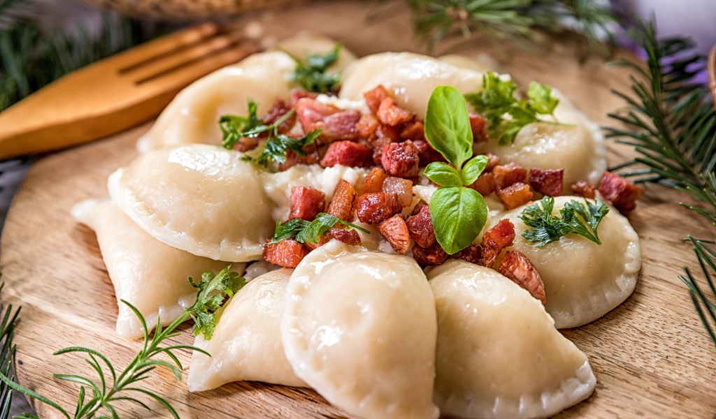 Вареники на доске с выжарками 