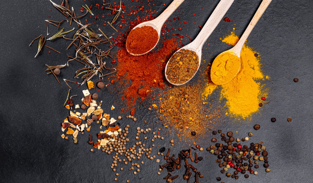 Ароматные специи на серой поверхности 