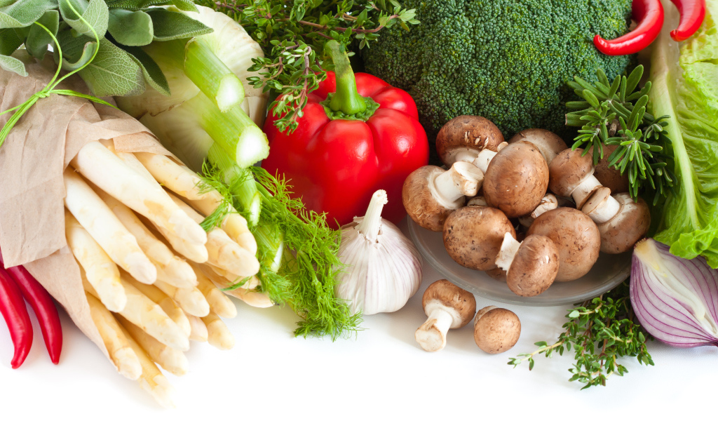 Свежие овощи с грибами на белом фоне