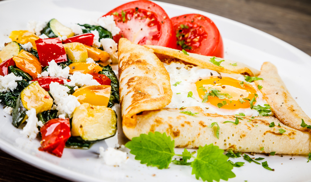 Яичница в лаваше на тарелке с салатом