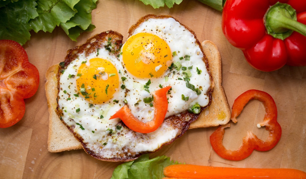 Яичница глазунья на тостах с болгарским перцем