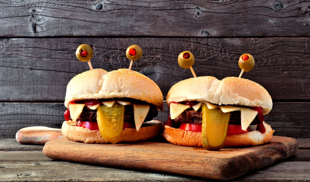 Смешные гамбургеры на разделочной доске