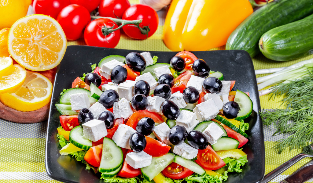 Греческий салат на столе со свежими овощами 