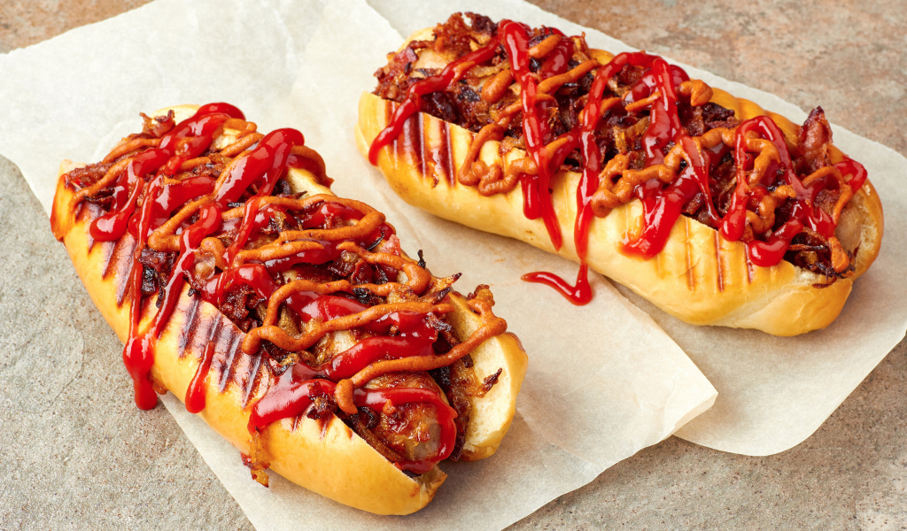 Хотдоги на гриле с сосисками и соусом