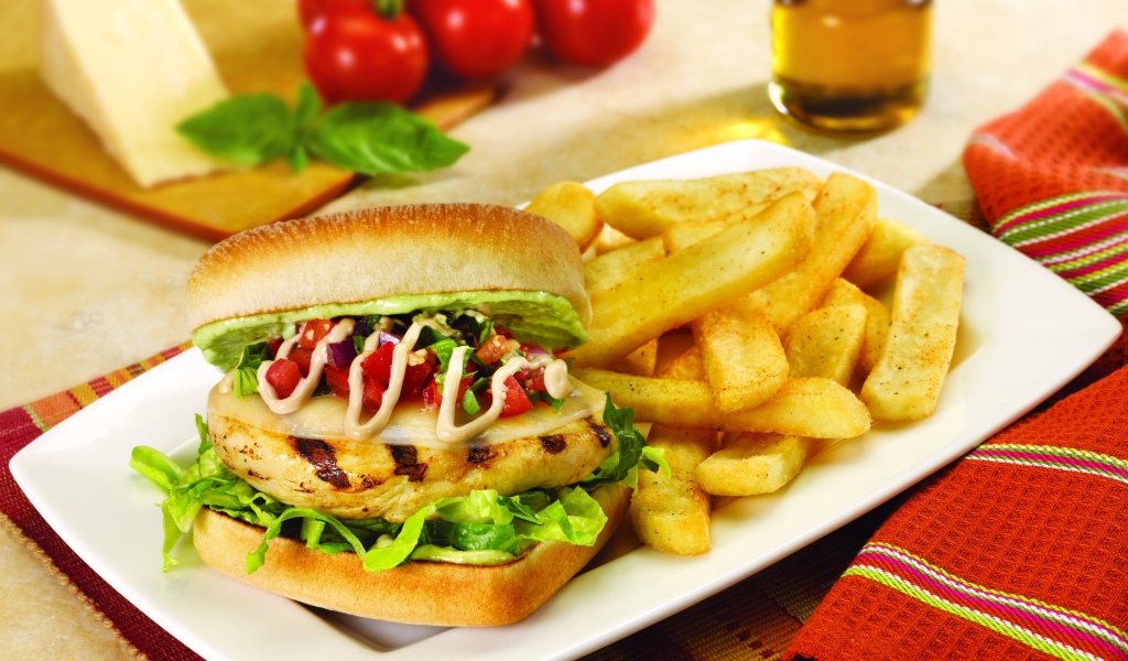 Гамбургер на тарелке с картофелем фри 