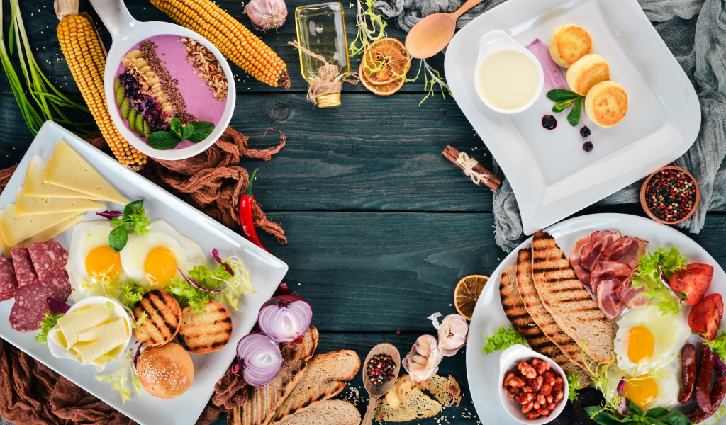 Сытный завтрак на столе со специями 