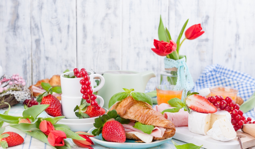 Сытный завтрак на столе с цветами тюльпана