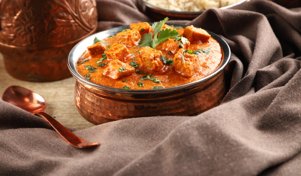 Блюдо индийской кухни Шахи панир на столе 