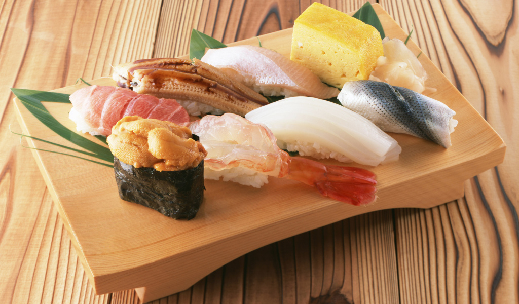 Японское блюдо на деревянной доске