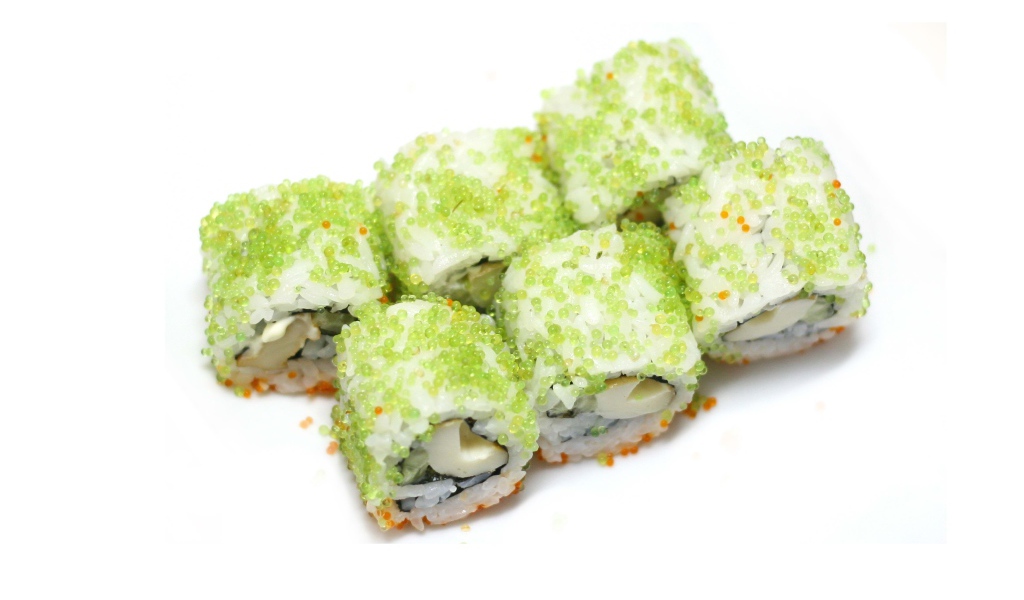 Японские суши с икрой на белом фоне 