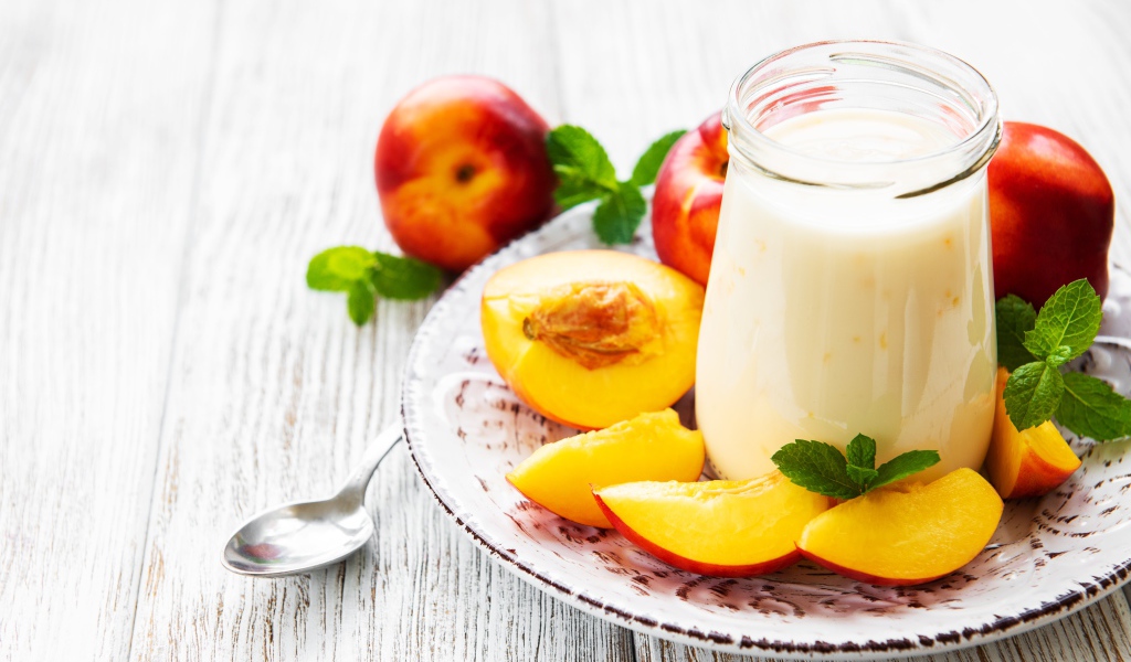 Кефир в банке на столе с нектарином