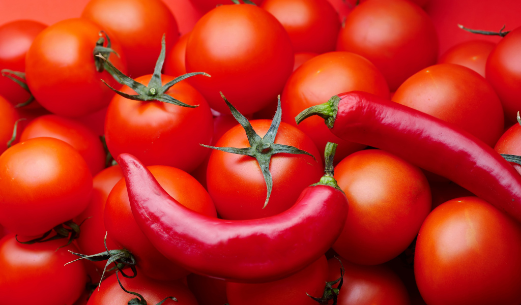 Много красных помидоров с красным перцем крупным планом