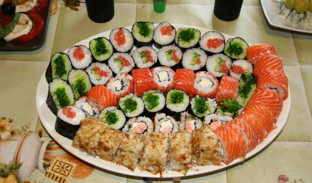 Много видов суши на большой тарелке на столе