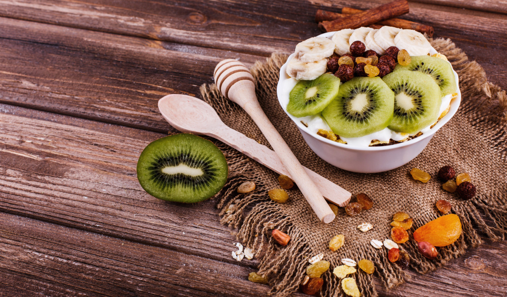 Мюсли с бананами и киви на столе 