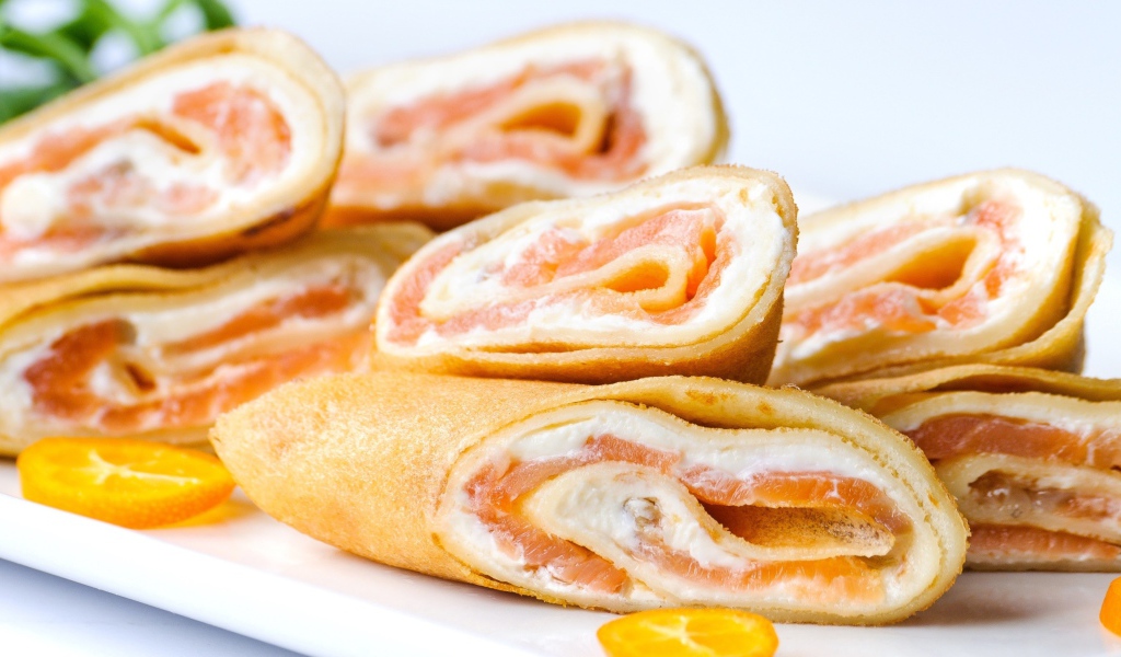 Рулеты из блинов с красной рыбой и сыром