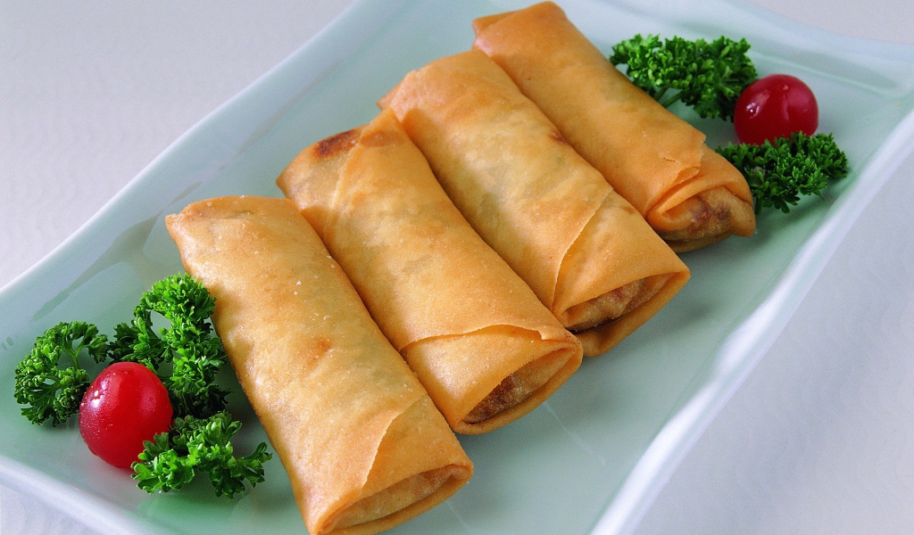 Блины на тарелке с петрушкой и помидорами