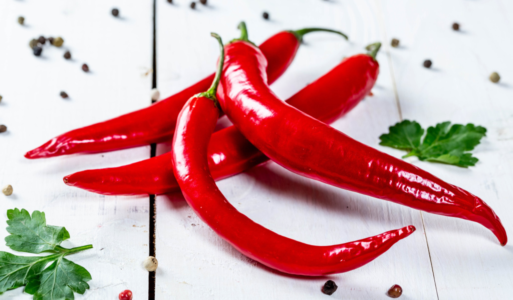 Стручки красного острого перца на столе