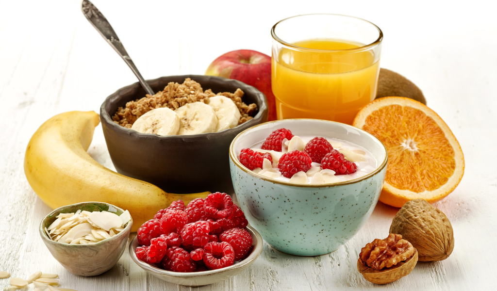 Продукты на завтрак на столе 