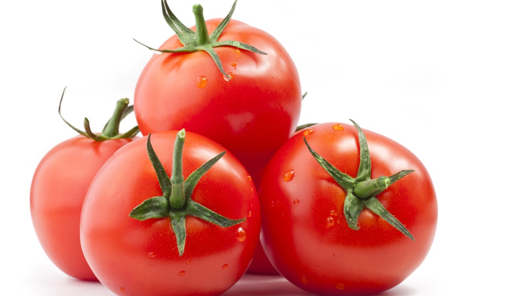 Спелые большие томаты на белом фоне