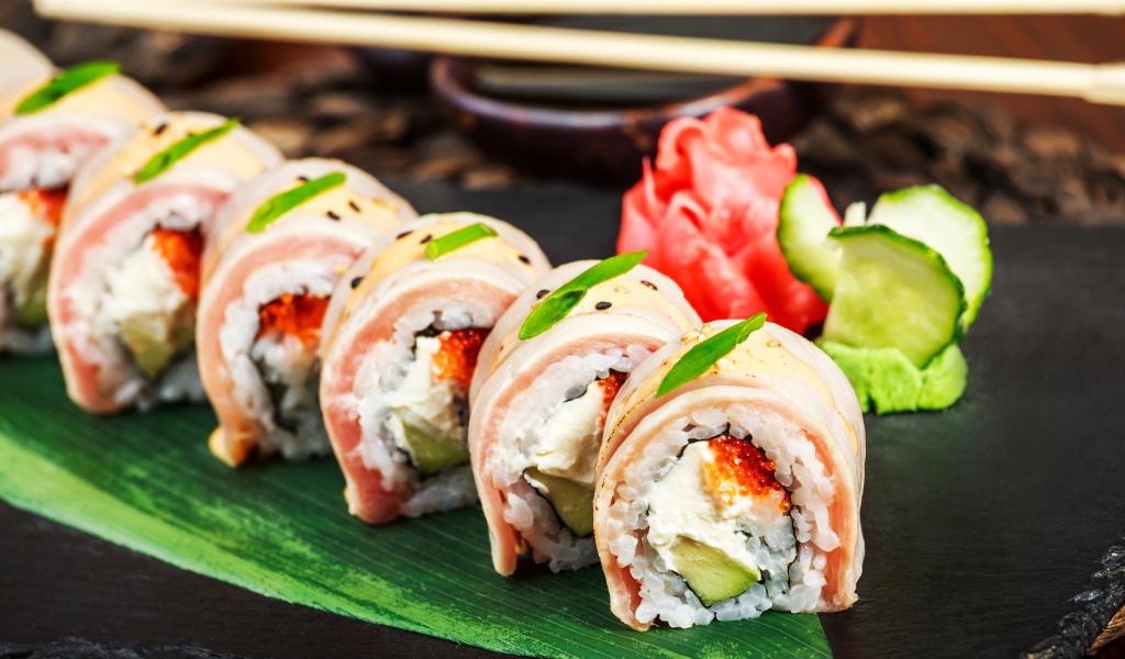 Роллы на тарелке с имбирем и соусом васаби