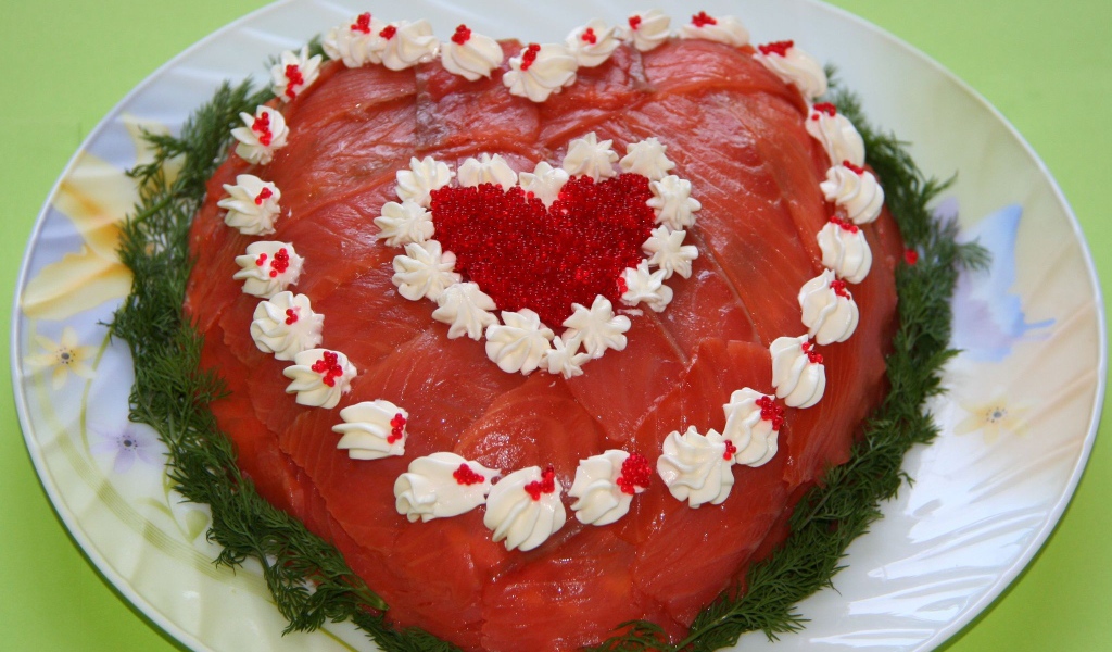 Салат с красной рыбой в форме сердца 