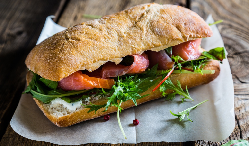 Сендвич с зеленью и красной рыбой 