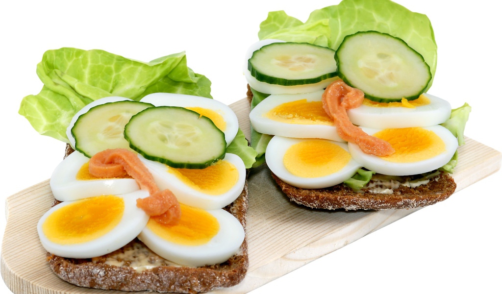 Sandwiches with cucumber, lettuce and egg