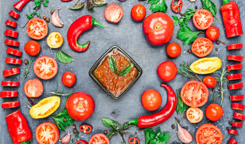 Соус на  сером фоне с овощами, специями и зеленью