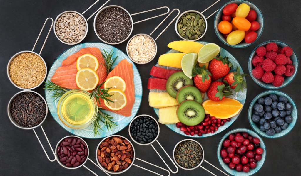 Семена, рыба, ягоды и фрукты на столе вид сверху