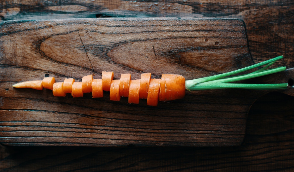 Нарезанная морковь на деревянной доске