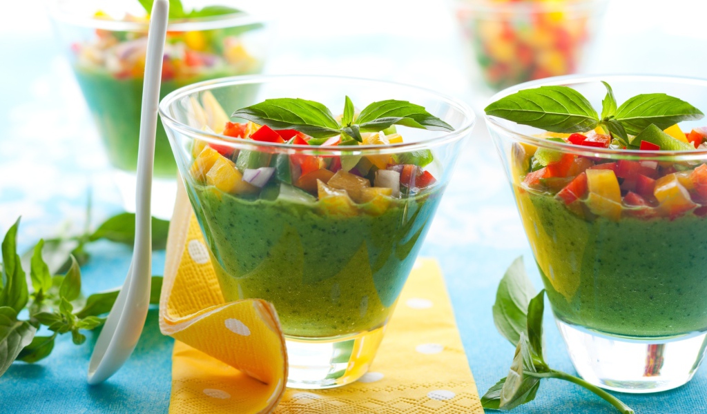 Смузи с овощами в стаканах на столе