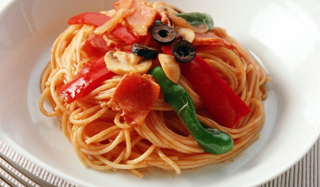 Спагетти с болгарским перцем, беконом и грибами 