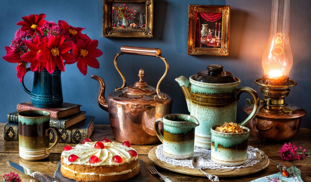 Натюрморт на столе с керосиновой лампой 