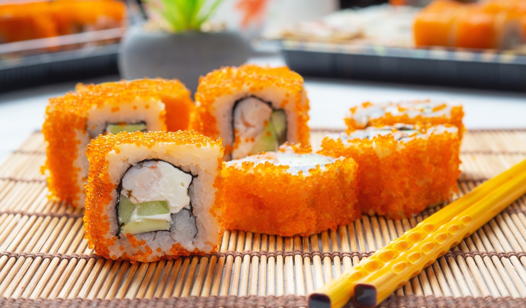 Суши с икрой на салфетке с палочками