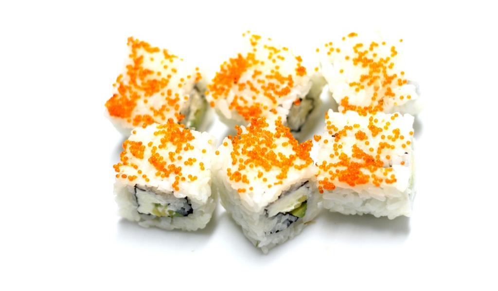 Суши с с рисом и красной икрой на белом фоне