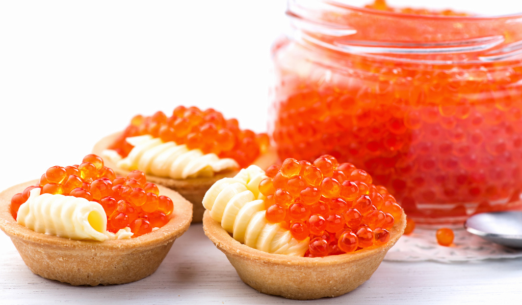 Тарталетки с сыром и красной икрой на столе