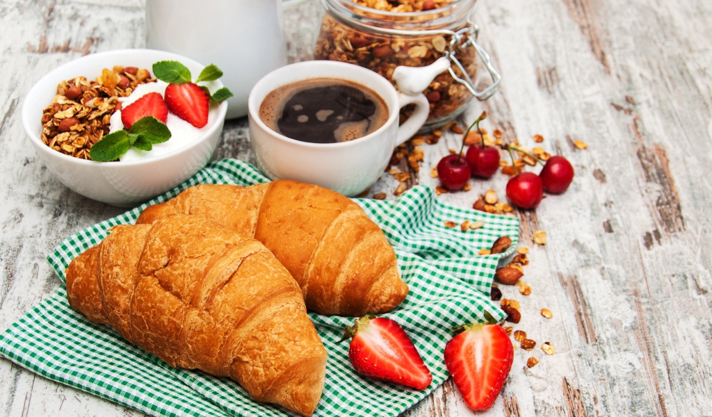 Вкусный завтрак со свежими круассанами на столе