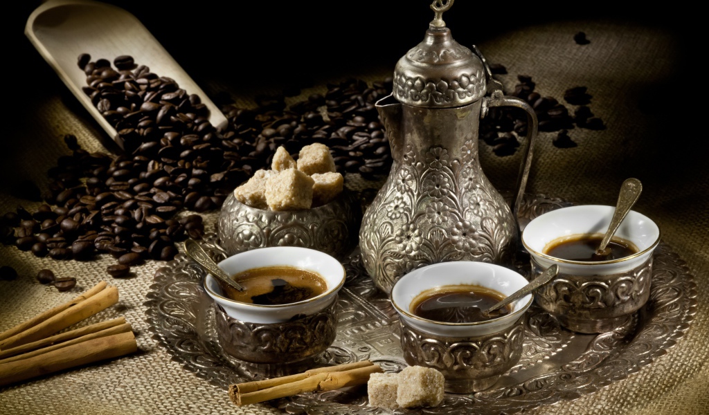 Чайный сервиз с кофе на столе с зернами