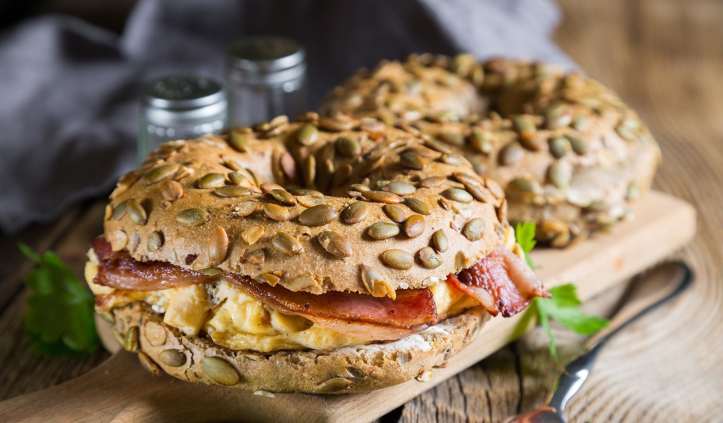 Два гамбургера с мясом и булочкой