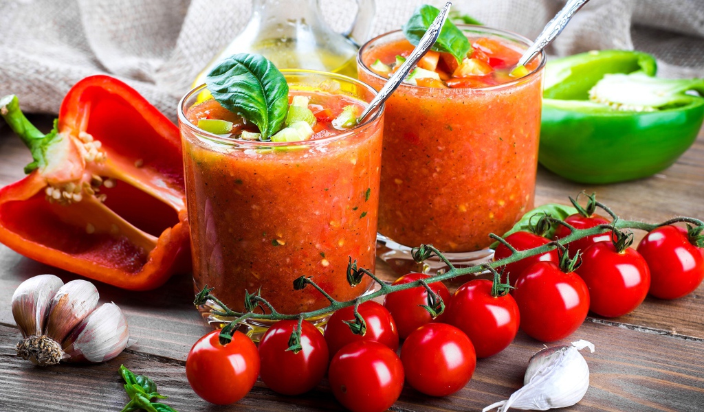 Овощные смузи в стаканах на столе с овощами 