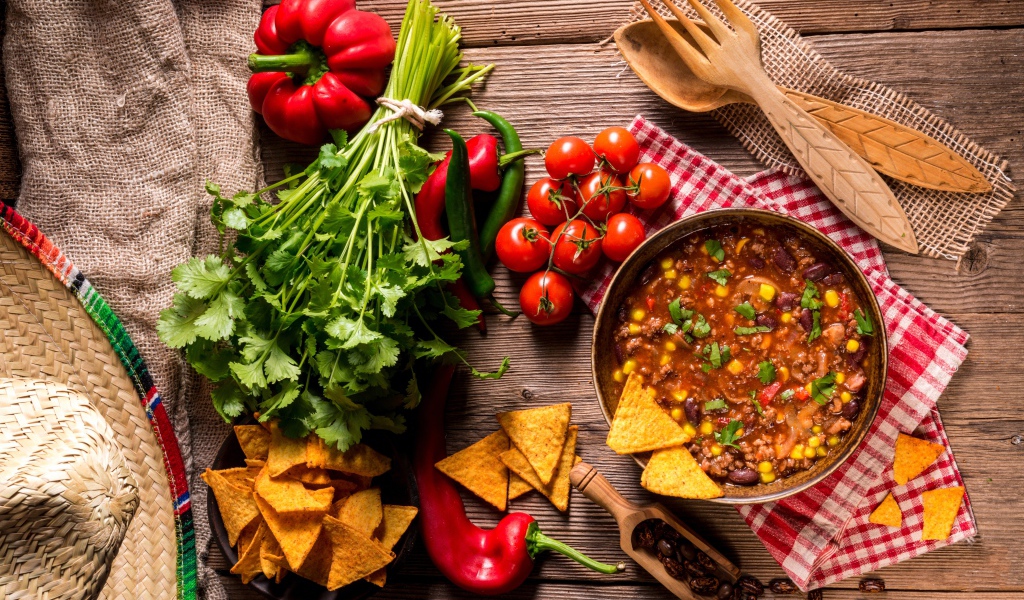 Овощной суп на столе с овощами и зеленью 